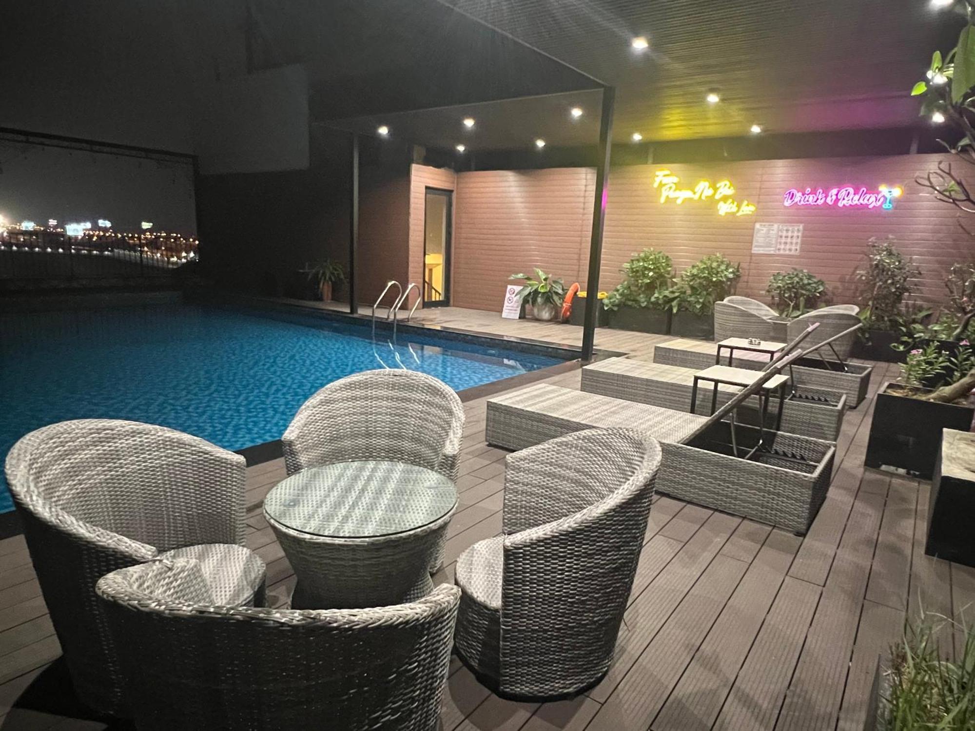 Paragon Noi Bai Hotel & Pool Hanoi Exterior photo